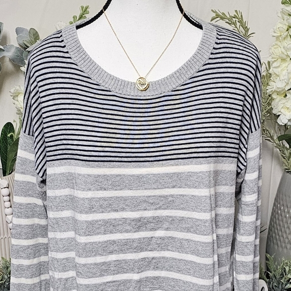 CROWN & IVY | LIGHTWEIGHT COTTON BLEND BACK ZIP OVERSIZED SWEATER - Picture 5 of 13